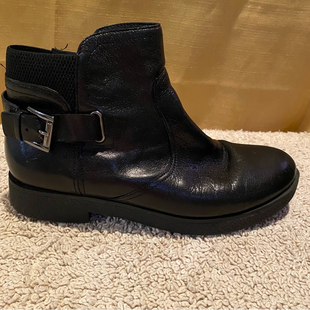 Evolve leather textile upper women’s boots size 8